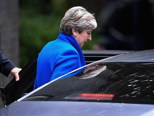 La May perde due fedelissimi. Intesa di governo con il Dup
