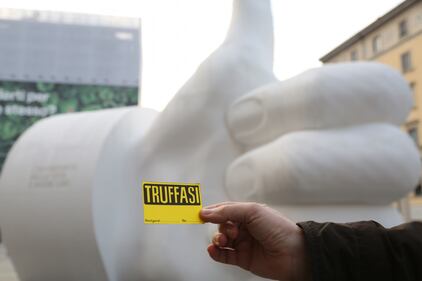 E a Milano spunta un "Like" gigante 1