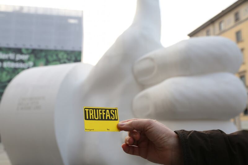 E a Milano spunta un "Like" gigante 1