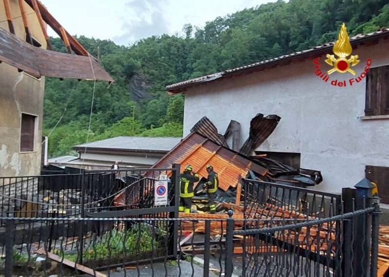 Devastazione e tetti scoperchiati, i danni in Val Seriana dopo il violento temporale 11
