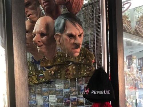 Praga, maschera di Hitler esposta in un negozio di souvenir. È polemica