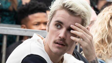 "Sto male". Justin Bieber sospende il tour mondiale