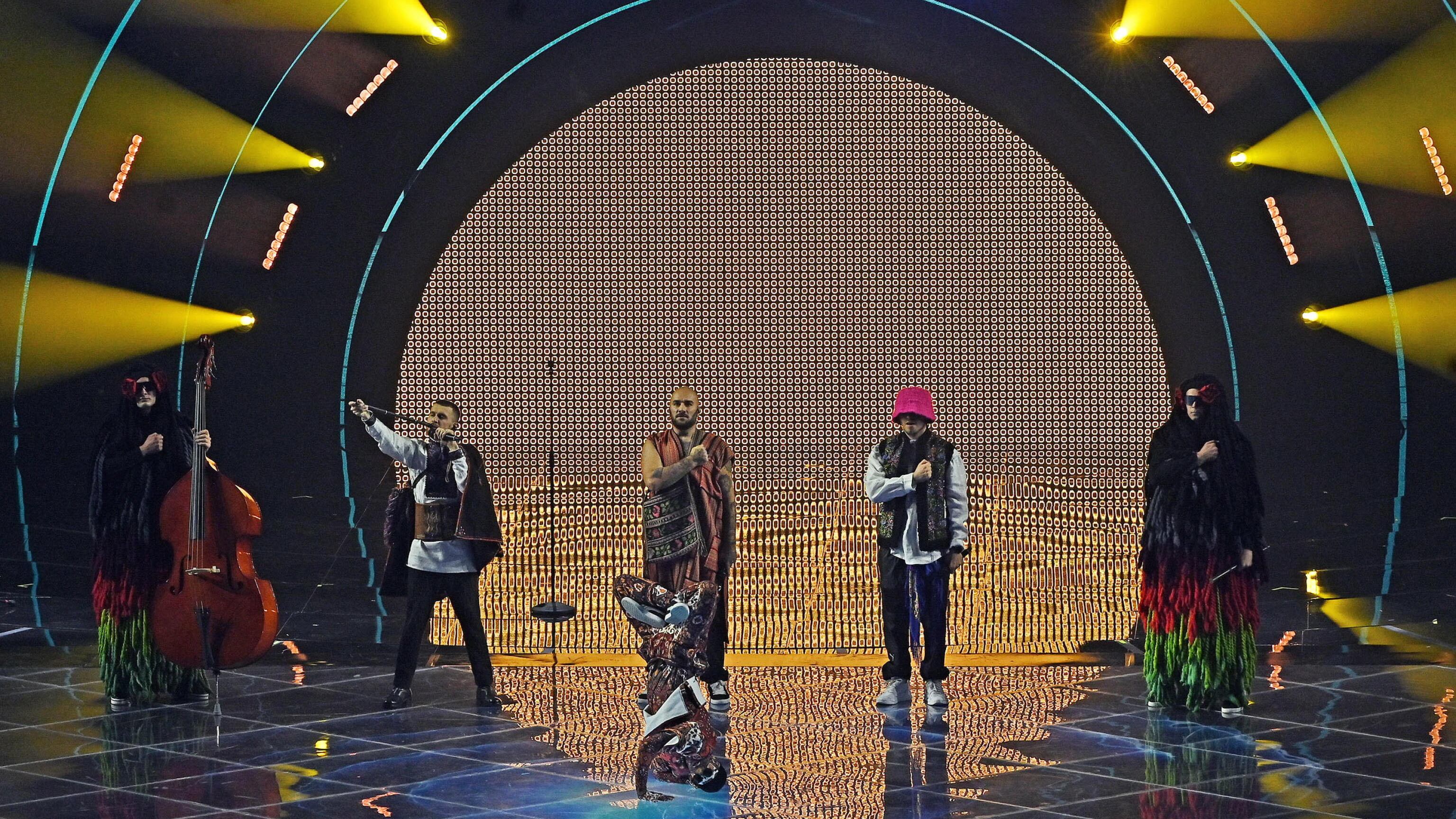 Standing ovation per la band ucraina che va dritta verso la vittoria