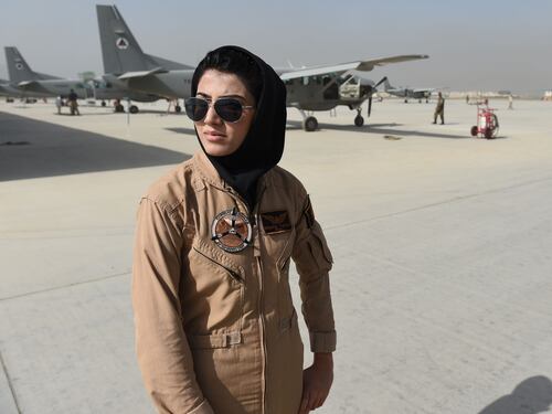 Top gun afgana ottiene asilo in America dopo minacce di morte