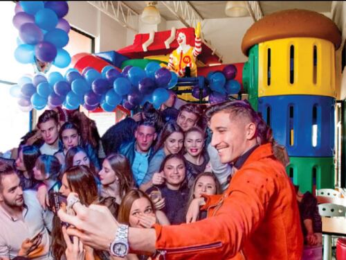 Gianmarco Onestini ritocca la foto di una serata ed è polemica: “Non ti segue nessuno”