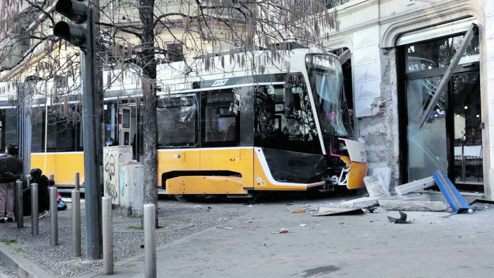 Tram deragliato, scambio di persona sulle vittime: il 56enne senegalese è ancora vivo