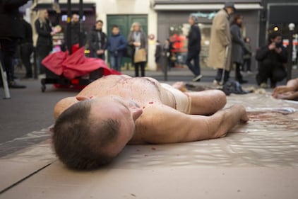 La protesta choc "insanguina" Parigi 13