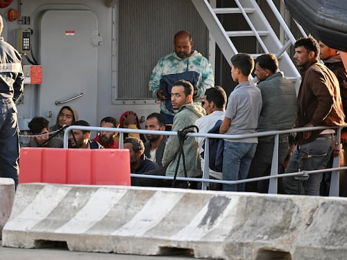 "Sui migranti ora un cambio di strategia": la nuova linea di Piantedosi