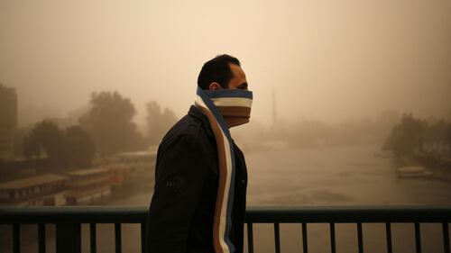 Una tempesta di sabbia oscura il cielo del Cairo 12
