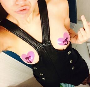 Miley Cyrus lancia l'ascella non depilata su Instagram 2