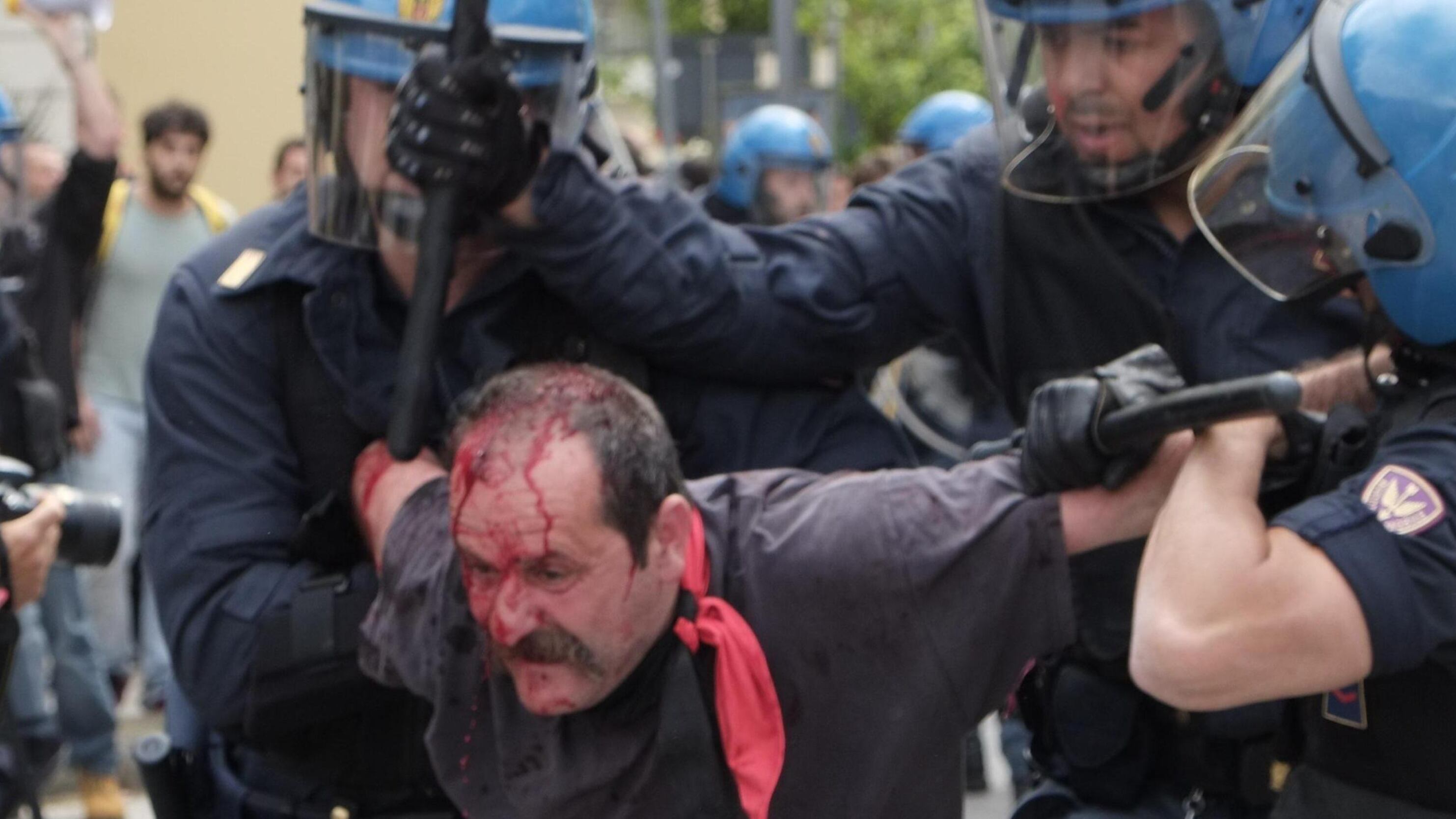 Guerriglia rossa ai comizi di Salvini Scontri con la polizia e sassaiola sul palco