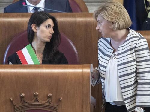 Giunta Raggi, sei mesi sulle montagne russe: tra scandali e dimissioni