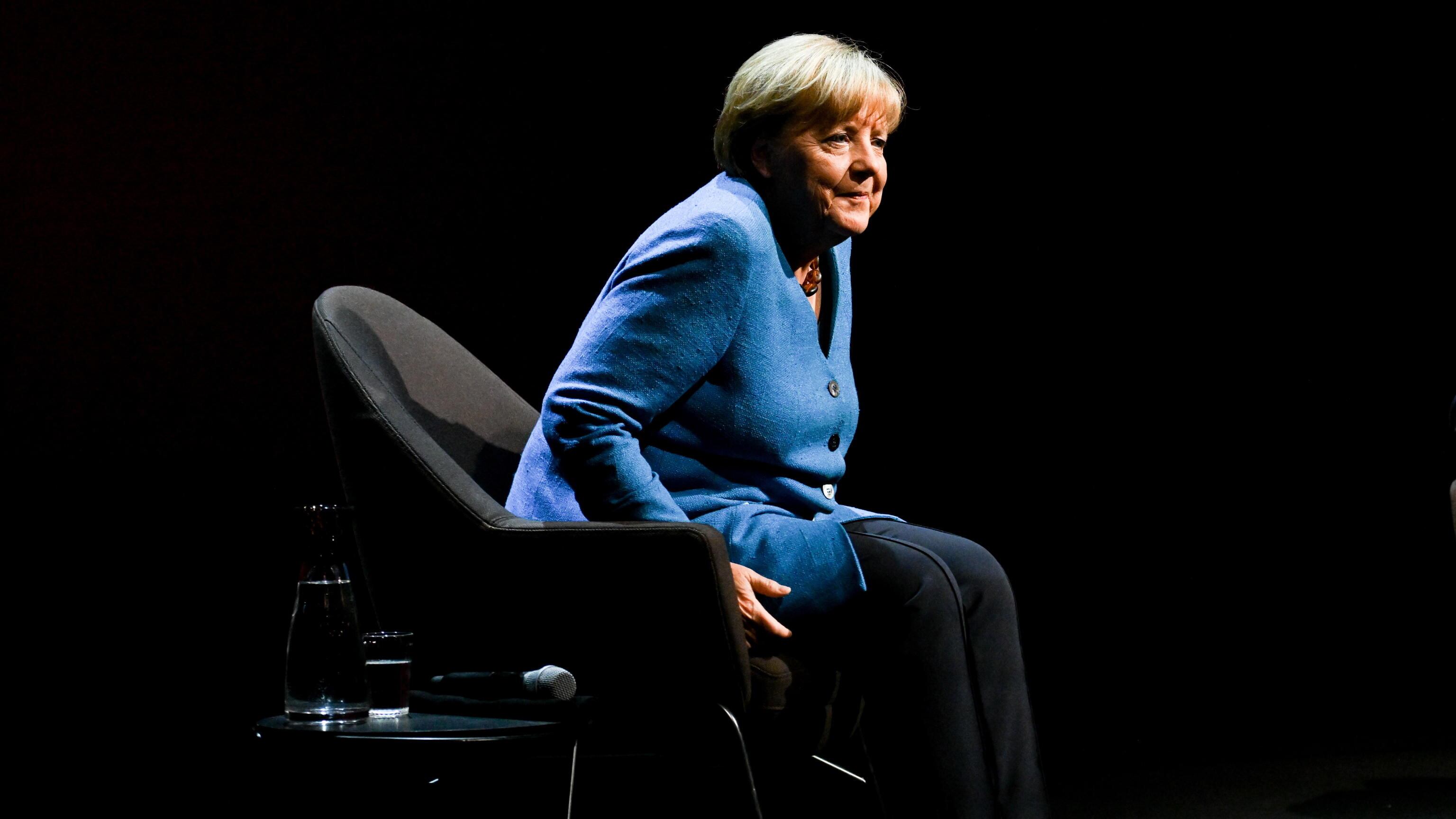 Ora la Merkel confessa: "Ecco perché sono arrivati i tremori..."