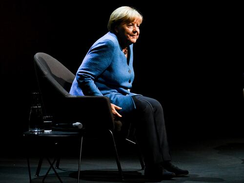 Ora la Merkel confessa: "Ecco perché sono arrivati i tremori..."