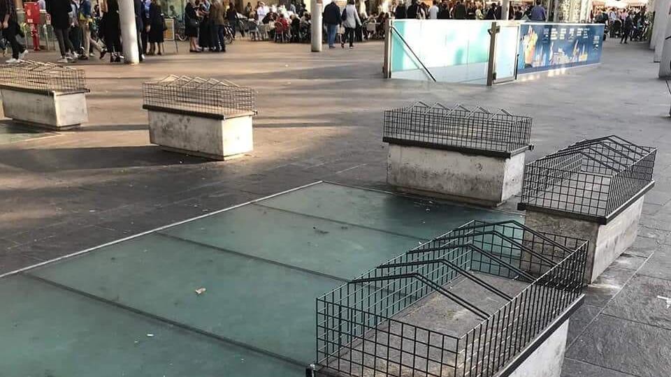 Parma, panchine "ingabbiate" contro il degrado. È polemica sui social