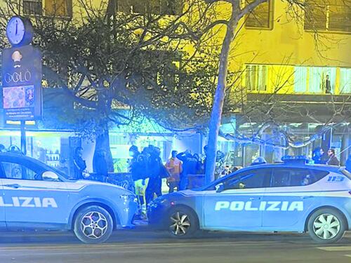 Donna accoltellata alle spalle, grave