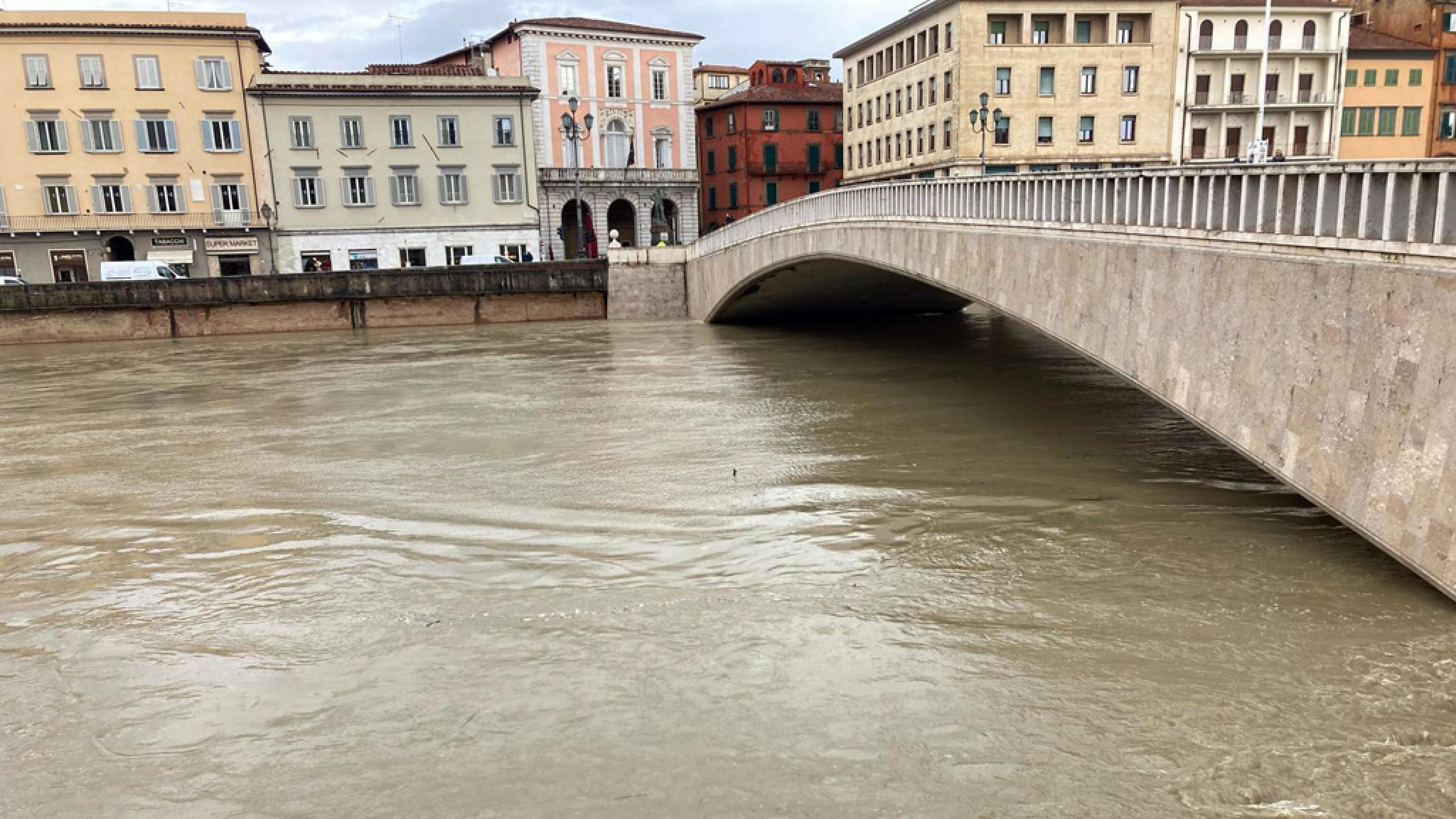 Maltempo, allerta rossa in Emilia-Romagna e Toscana: cresce il livello dei fiumi