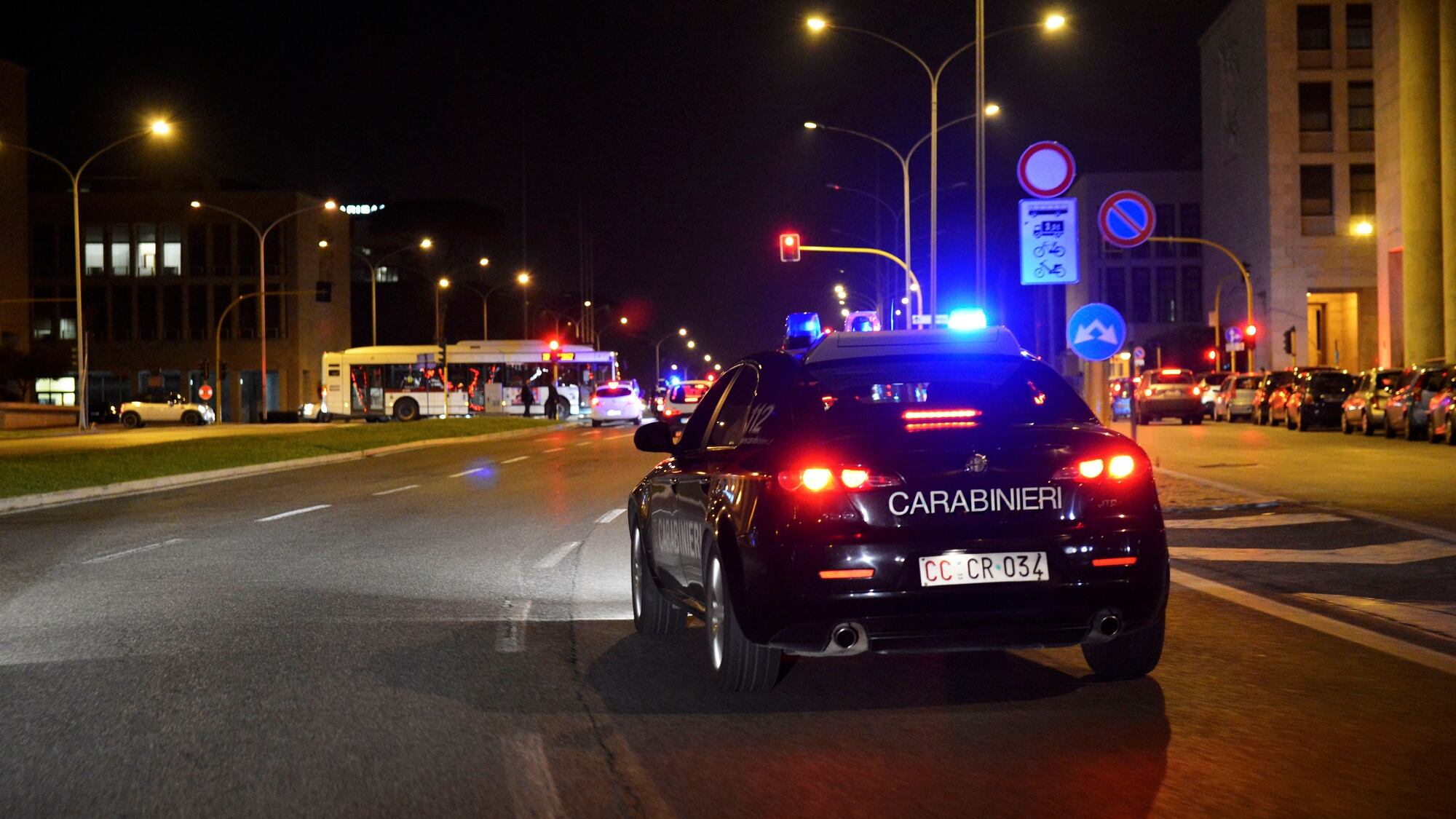 Accoltellò una coppia in strada: arrestato