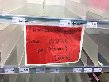 Coronavirus, le immagini dei supermercati presi d'assalto a Berlino 13