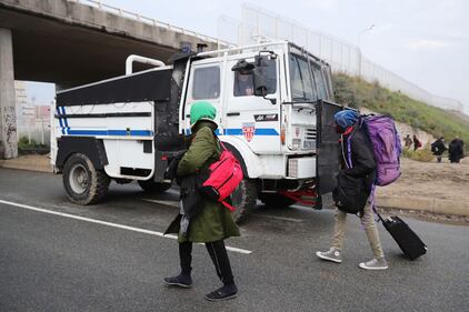 MIgranti costretti a lasciare il campo profughi di Calais 11