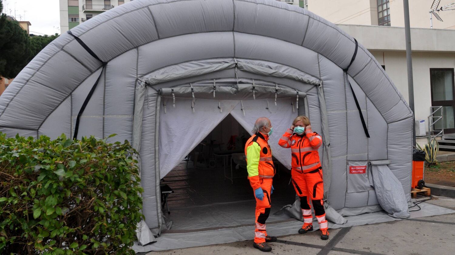 Coronavirus, primario di Bergamo: "Se non c'è nulla da fare, sedazione palliativa"