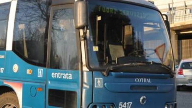 Roma, anziano distrugge vetro del bus e picchia l’autista
