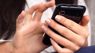 Attenzione a controllare il cellulare del proprio partner, è rapina