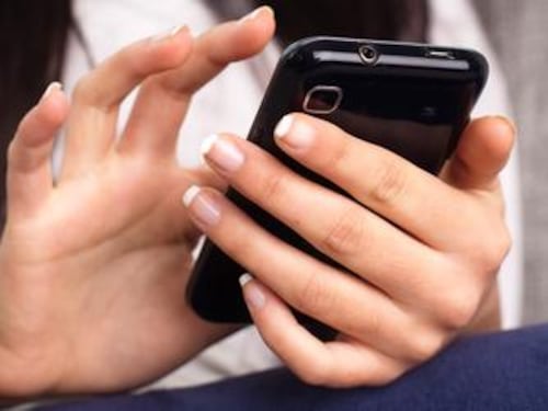 Attenzione a controllare il cellulare del proprio partner, è rapina