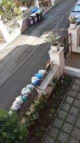 Le palazzine invase dalla spazzatura nel quartiere romano di Cinquina 9