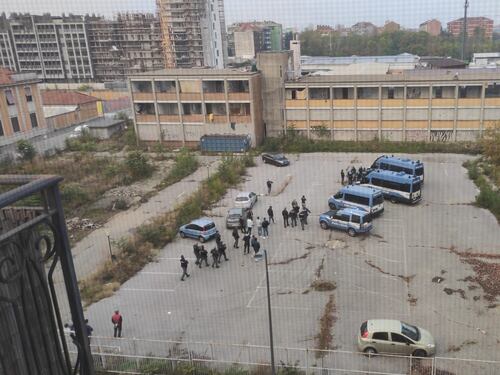 "Sinistra alleato dell'illegalità". Il Comune non sgombera l'edificio occupato