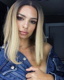 Emily Ratajkowski, topless nel deserto: scatti hot 9