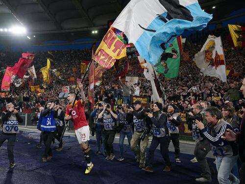 Mancini sventola la bandiera della Lazio con un topo: bufera dopo il derby