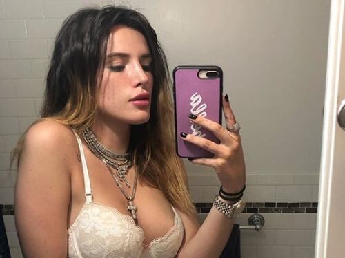 Ricattata da hacker, Bella Thorne pubblica sui social foto hot rubate
