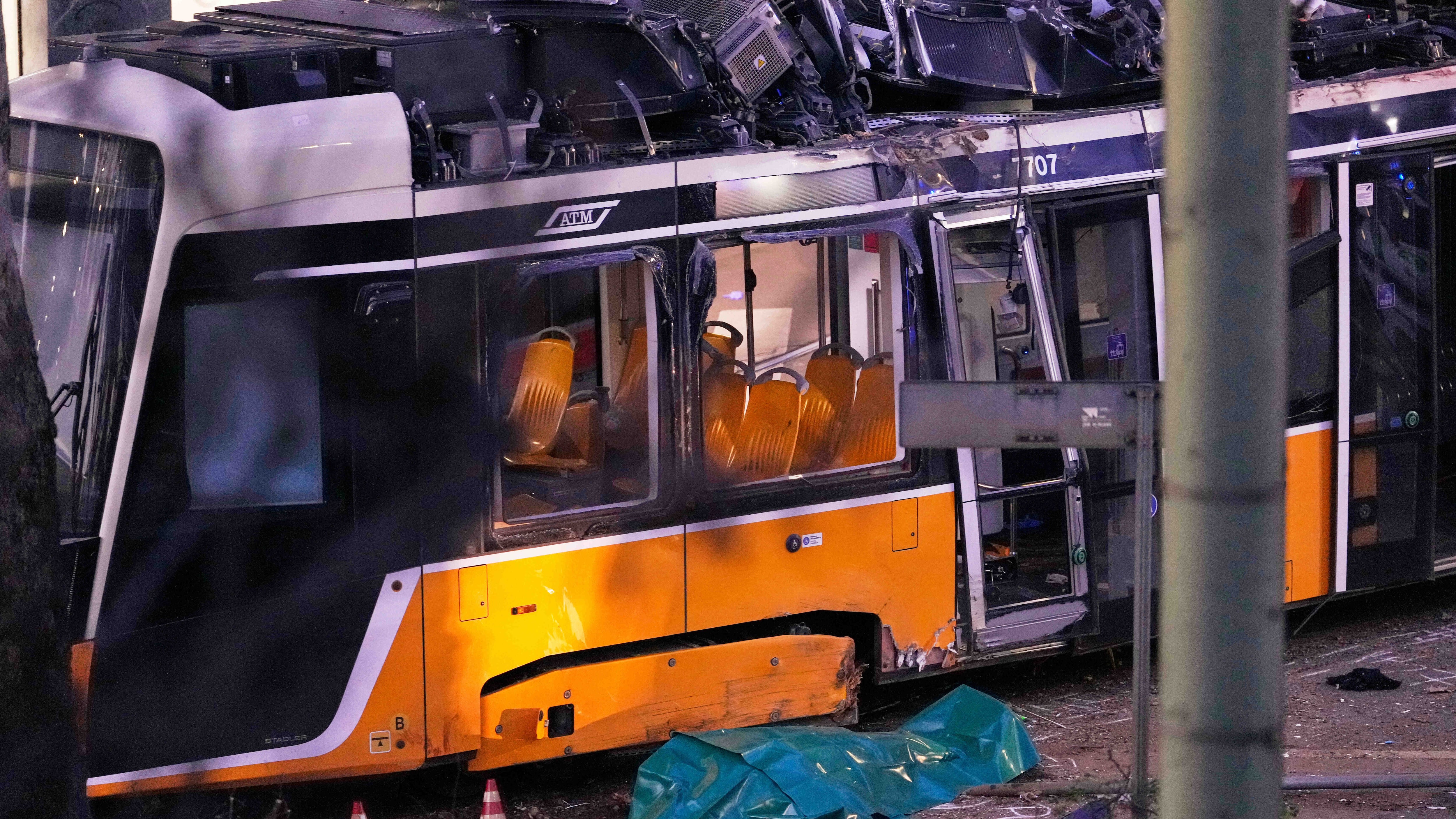 Il malore del conducente e lo scambio chiuso: le ipotesi sull'incidente del tram a Milano