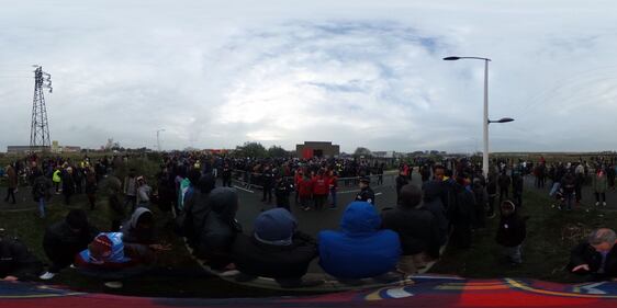 Migranti abbandonano il campo profughi di Calais 18