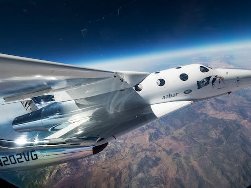 Virgin annuncia il primo volo spaziale commerciale: 3 italiani a bordo
