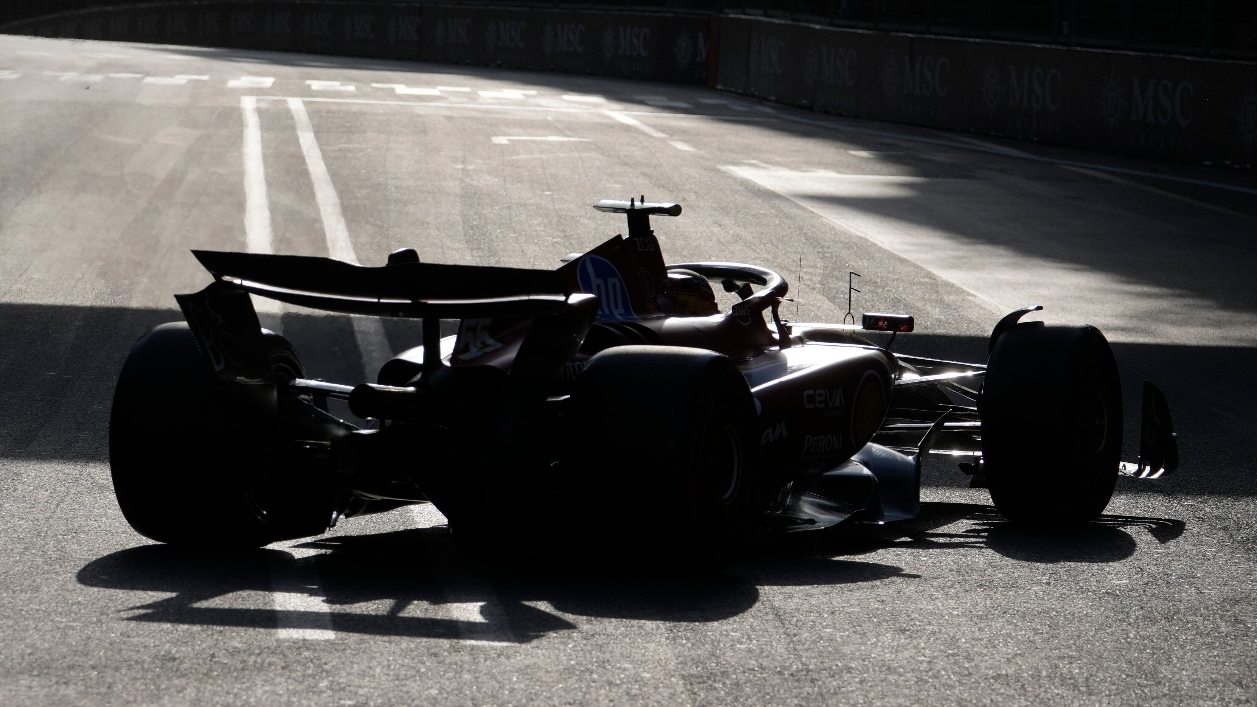 Ferrari, il gp di Baku resta stregato: illusione Leclerc, botto Sainz