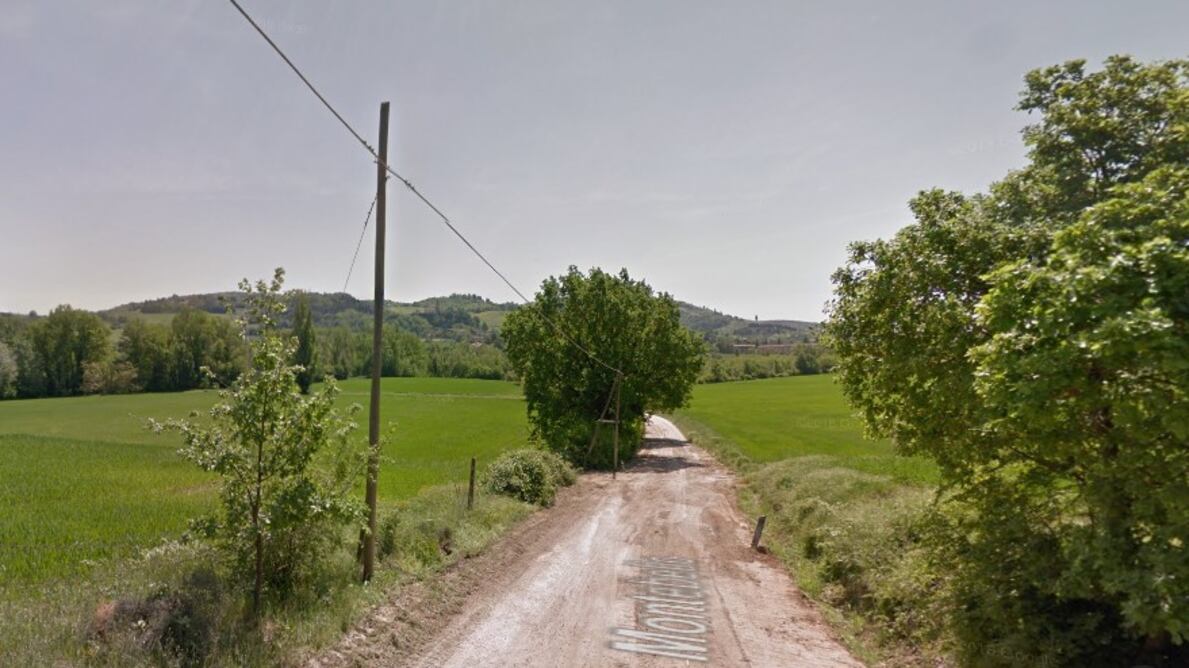 Lo straniero la afferra, lei si getta nel fiume. È caccia all'aggressore