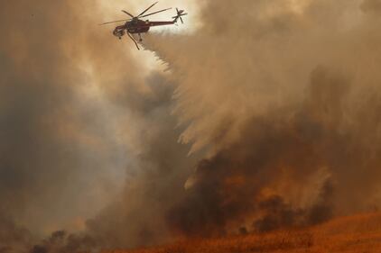 La California brucia: proclamato lo stato di emergenza  1