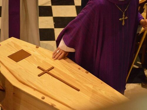 Iban sull'epigrafe: scoppia il caso al funerale
