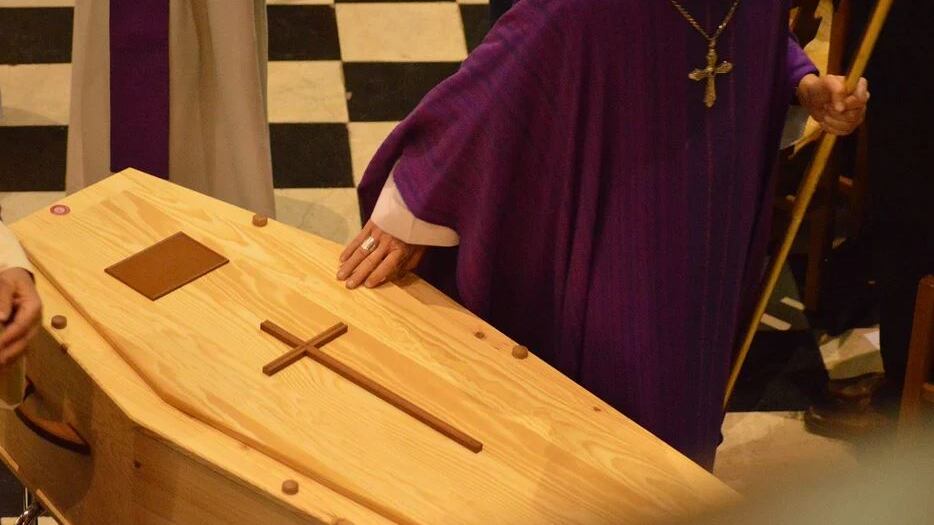 Iban sull'epigrafe: scoppia il caso al funerale