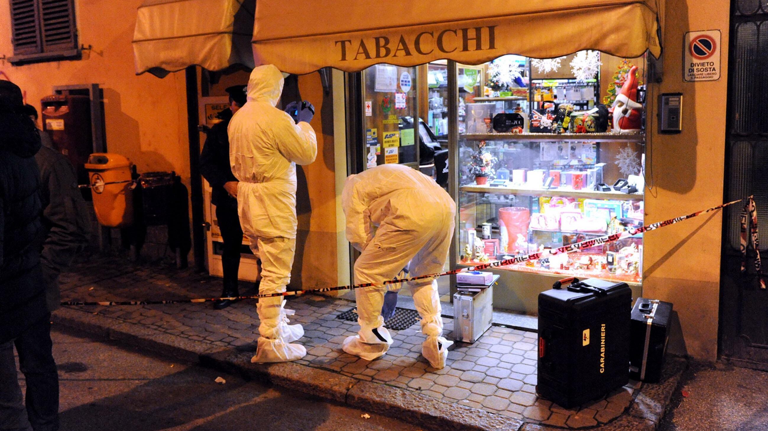 Asti, difende la moglie durante una rapina: tabaccaio ammazzato