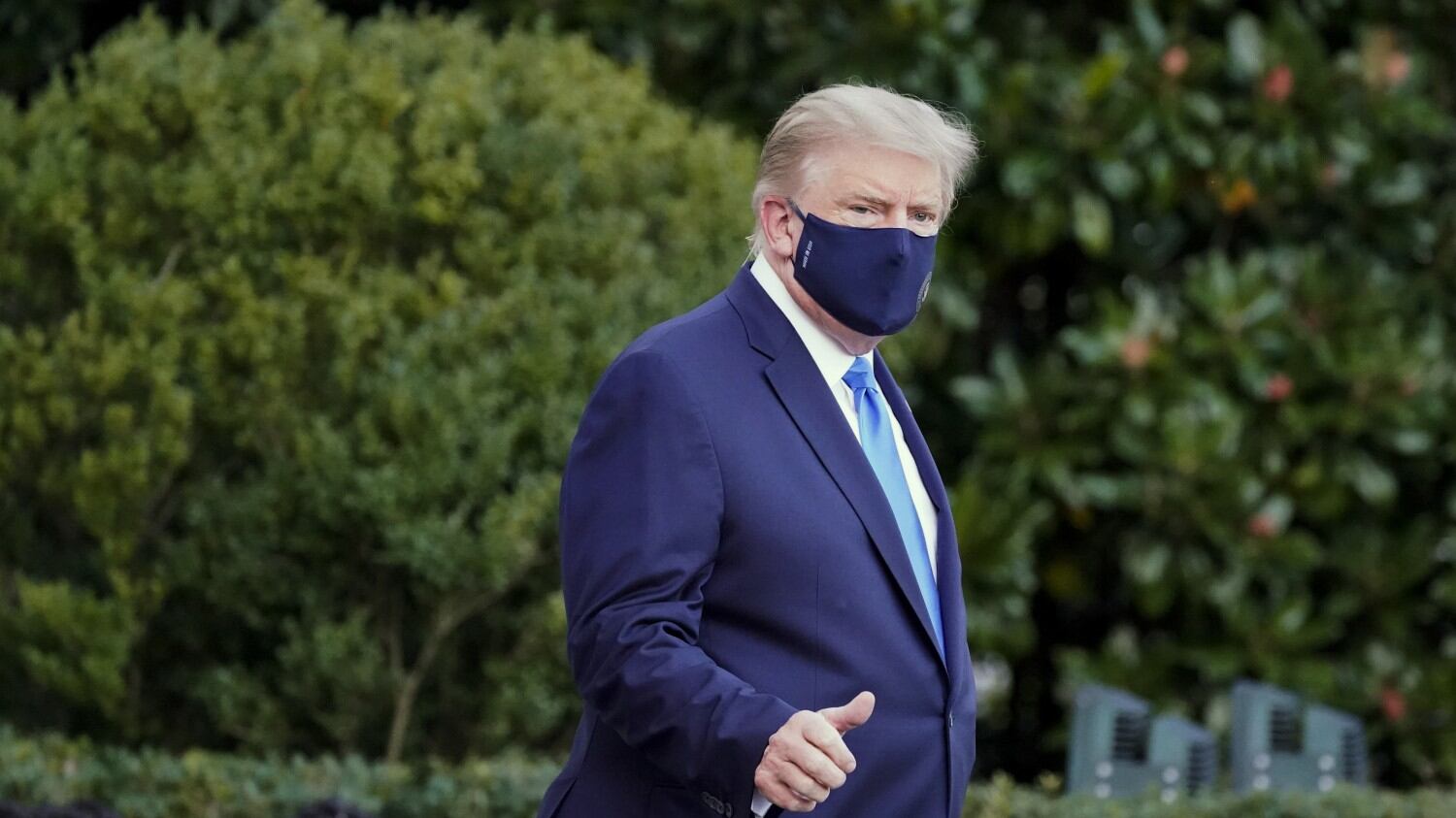 Trump contro il "virus cinese" I suoi fan senza mascherina