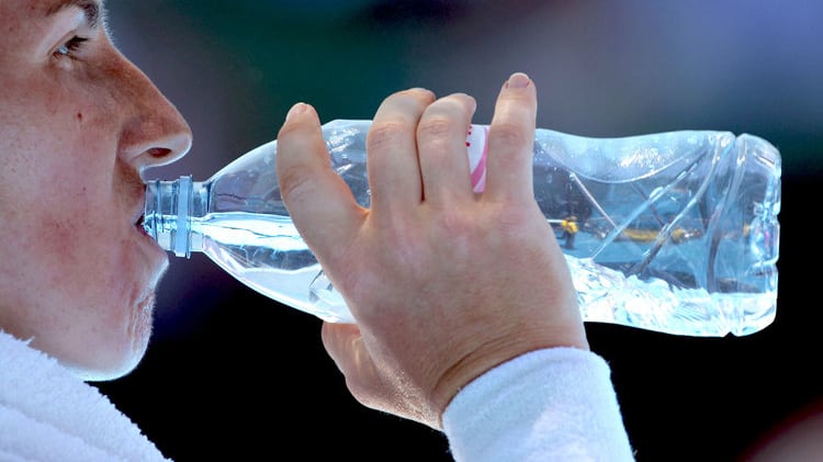Acido nell'acqua per uccidere il collega