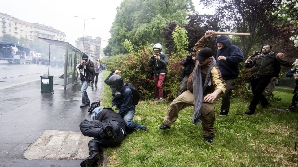 Agente pestato al corteo No Expo: arrestato un antagonista 28enne