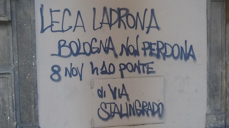 "De-leghizziamo bologna": i cartelli contro Salvini 13