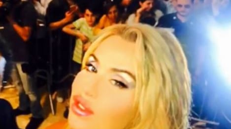 Valeria Marini è super sexy in perizoma