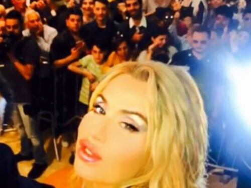 Valeria Marini è super sexy in perizoma