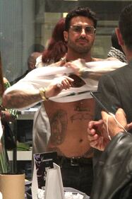Fabrizio Corona, striptease al party di Camicissima 3