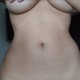 Valentina Nappi osa su Instagram: topless e lato b allo specchio 6
